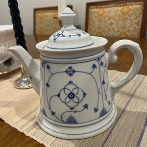 Vintage Blue and White China tea/coffee Pot